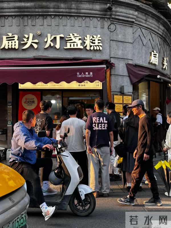 江一燕温州街头被偶遇,穿短裙腿被冻到黑紫,脸馒化到差点认不出