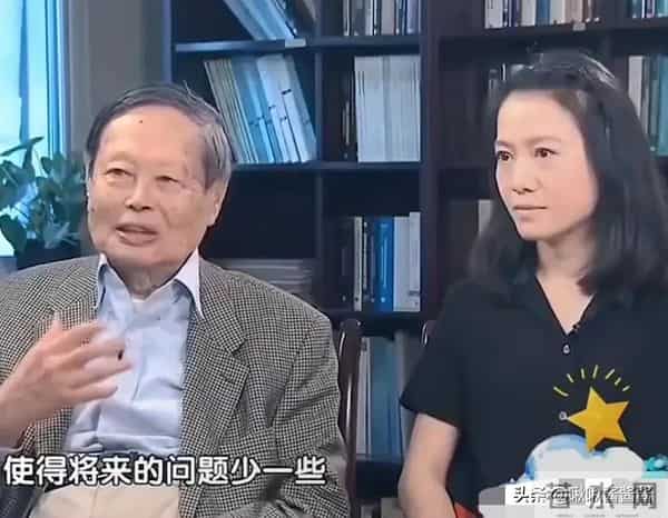 翁帆现状曝光，和母亲一起看展状态好，杨振宁的安排是对的