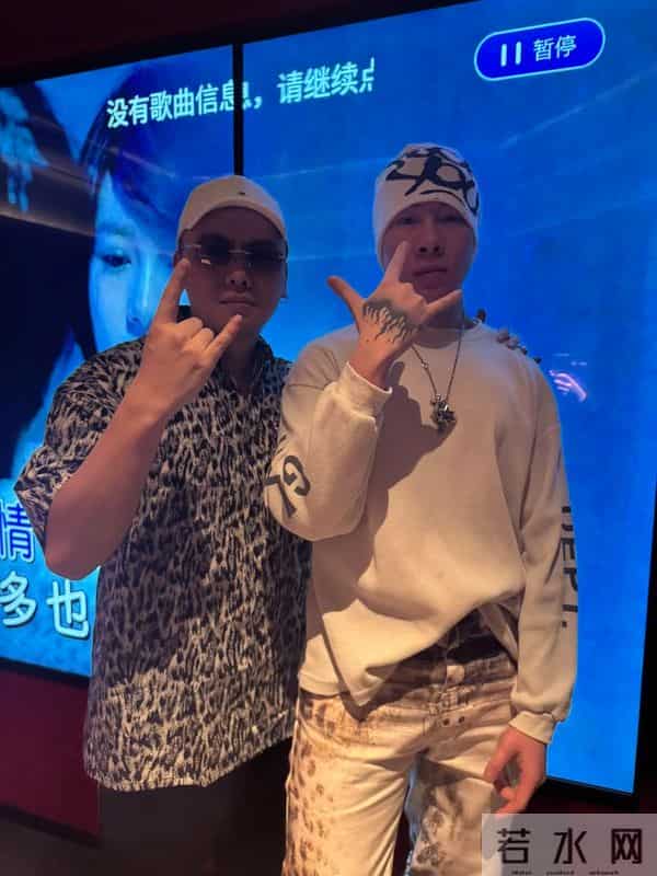 睡粉、出轨、死性不改,爆火半年就塌房,本人在美国回应,碎三观