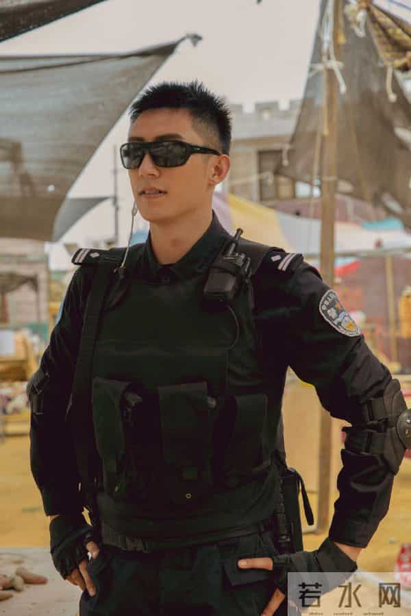 黄景瑜广西被偶遇,开京A牌照30万豪车,全程手挡太阳防止晒脸