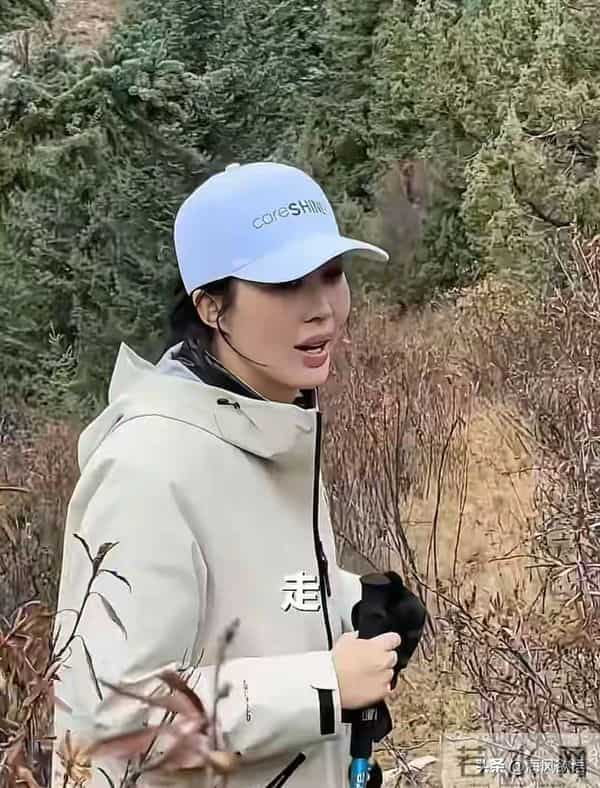 胡歌带田朴珺爬财神山，她喊“宝总”撒娇要做饭，互动甜到像情侣