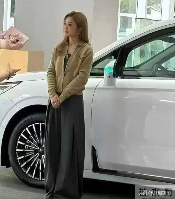 蔡卓妍低调现身广东4S店,购买46万豪车,与小男友热恋中,很幸福