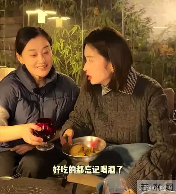 颖儿不拿自己当外人，空手去梅婷家吃饭，"顺走"3条Prada新裙子