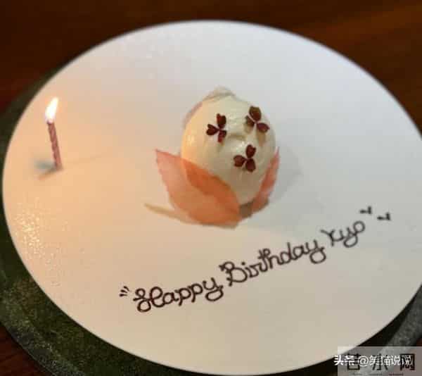 宋慧乔晒新照：皮鞋皮外套棒球帽好酷飒，头发又剪短了