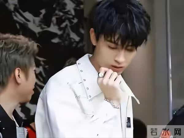 王嘉尔也没想到，他随口一句话，彻底“撕”碎了内娱男明星的体面