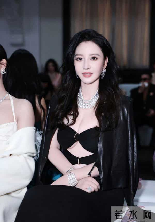 绝了！张萌不用硬凹，40 + 气场是阅历堆出来的