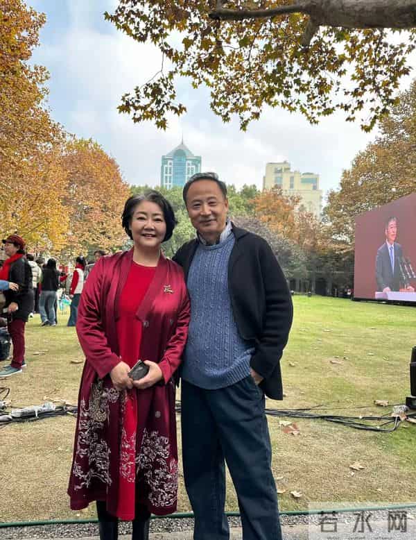 上戏80周年，众多明星出席校庆，郑恺和苗苗夫妇携手亮相校园