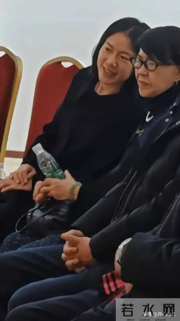 49岁翁帆现身画展！穿黑衣、皮肤白皙状态好，笑容满面和妈妈热聊