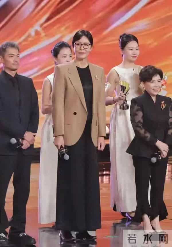 65岁郎平与52岁邓亚萍同框，一个医美后回春，一个美的原生态