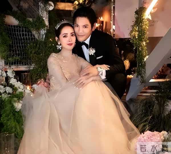 郭碧婷三亚海边捡石头,素颜眼窝深凹很疲惫,带5位助理照顾父亲