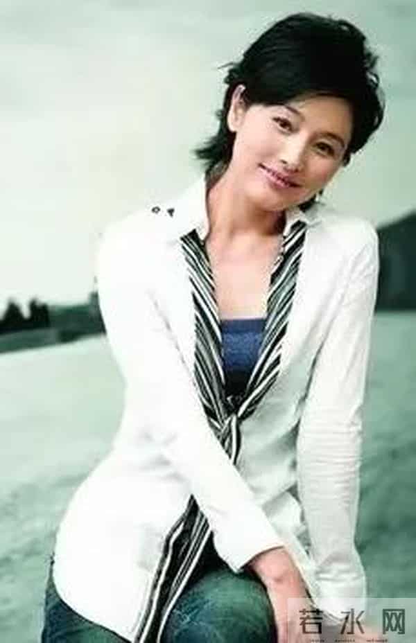 演员张延和丈夫的一张合影,她也老了,已不再是年轻时候的模样了