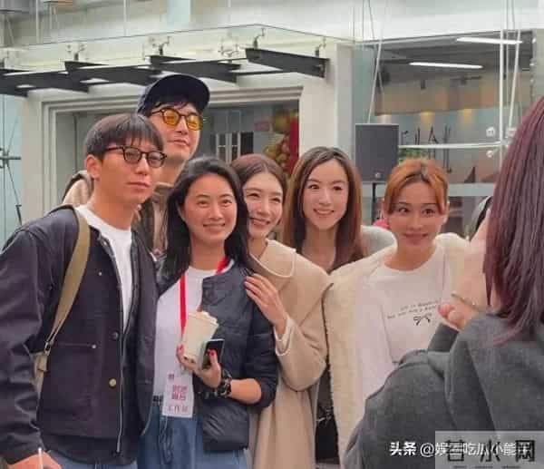 上戏八十周年校庆,郑恺牵苗苗现身,杜江陈赫出席雷佳音发型抢镜