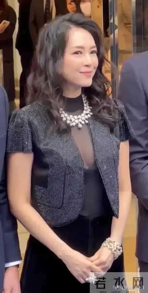 46岁章子怡现身成都，离开美颜滤镜状态好真实，膝盖尤为吸引眼球