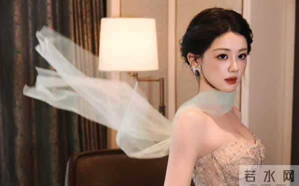 陈芳彤 抹胸礼服搭配丝巾 太飘逸灵动了
