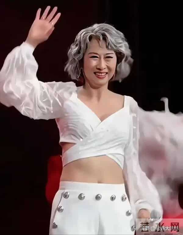 林子祥也没想到，小14岁的妻子叶倩文，如今会用一个举动为他争光