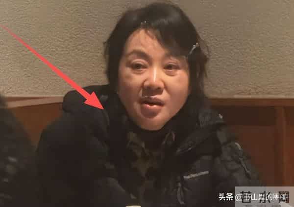 54岁闫妮变样：脸油腻嘴歪斜，身材发福像大妈，一代女神认不出了
