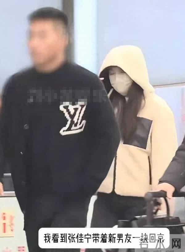 张佳宁恋情曝光！高富帅男友拎包陪开工接下班，街边争吵哄她好久