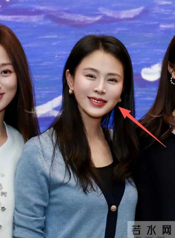 董璇带娃现身艺术展，关悦女强人打扮脸肿嘴歪，佟大为靠边站油腻