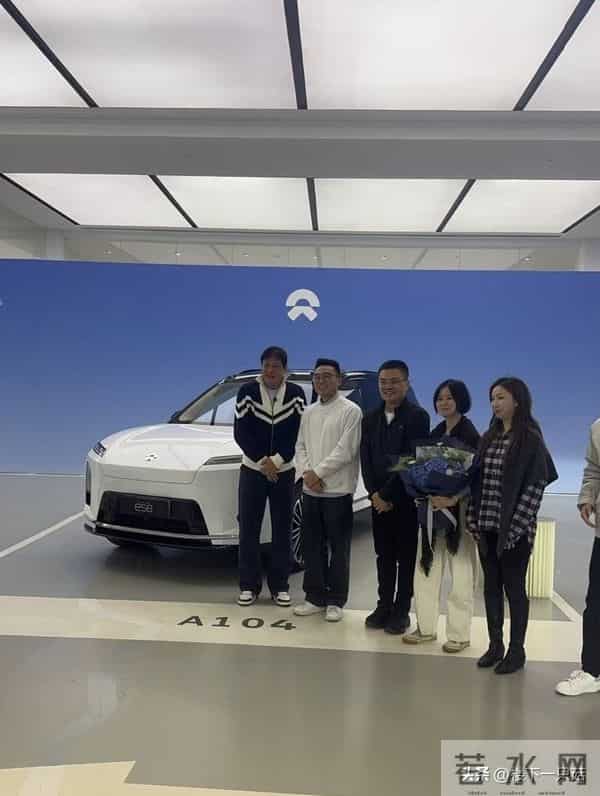 蔚来偶遇范志毅提新车 56岁穿搭潮流 两年换两车 网友：买来送娇妻？