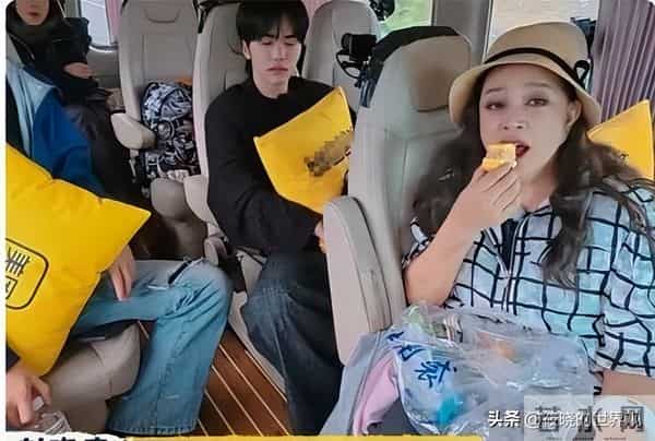 75岁刘晓庆频繁摔倒、认错人，在她身上令人担心的事情还是发生了