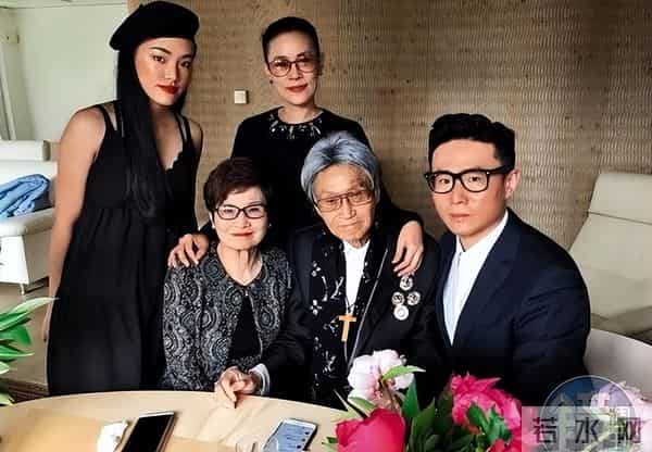 2018年，我国著名主持人赴瑞士安乐死，笑着举杯：需要1口闷吗？