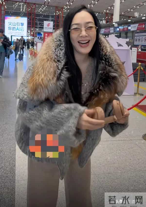 同是160斤 中分黑长直 胸大肩宽 李湘被骂肥头大耳 夸钟丽缇长相高级