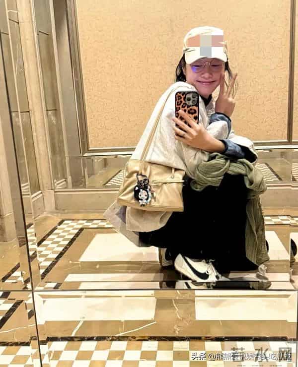 白百何真是穿搭高手！棉服+阔腿裤+棒球帽，休闲随性又减龄！