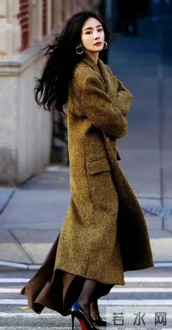 身穿大衣搭配黑丝，脚踩CL红底高跟鞋的杨幂，御姐气质拉满！