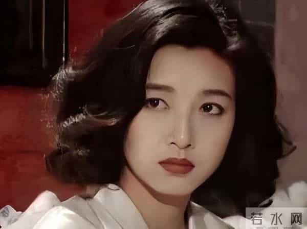 钱再多有什么用?58岁身家过亿的江珊,每天为27岁女儿操碎了心