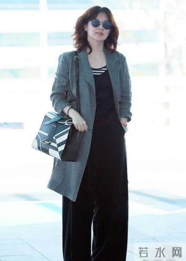 李英爱新烫了微卷短发大回春！穿灰色大衣+阔腿裤，高级又洋气！