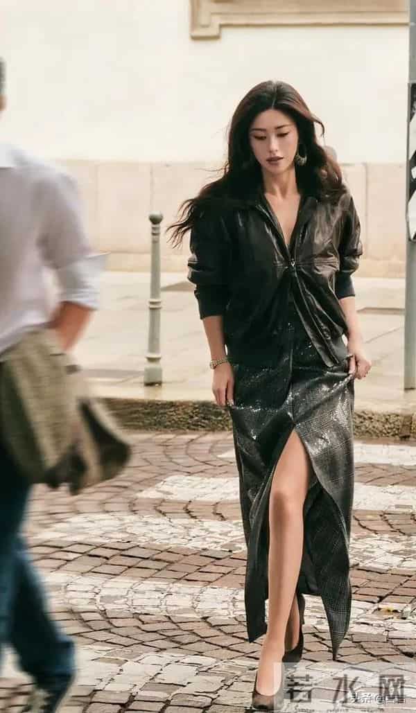 朱珠穿衣太“放纵” 真空穿夹克 拉链在中间露肤 一般人真不敢