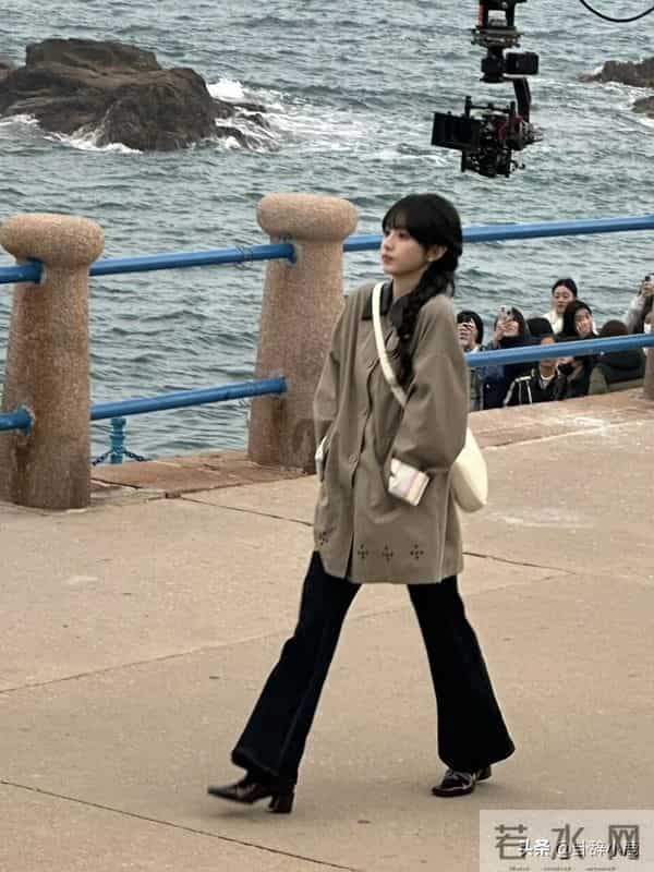 田曦薇胡一天青岛被偶遇，俩人手拿棉花糖好甜，小田这长相太顶了