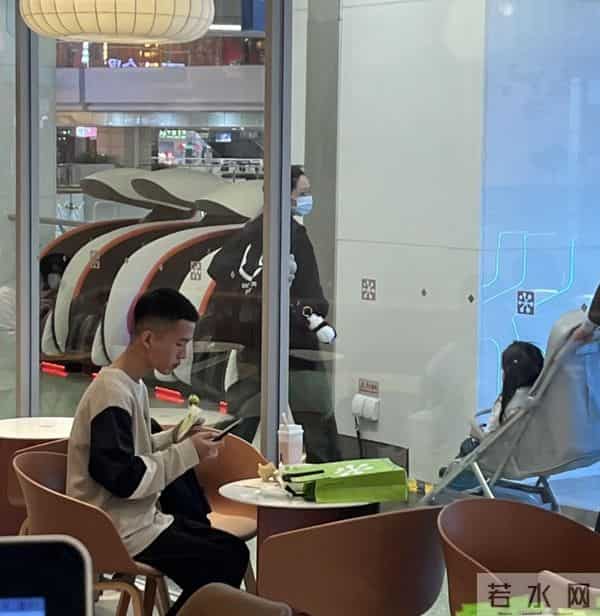 郭碧婷现身广州，穿着休闲，素颜出行形象邋遢，少了昔日的气质