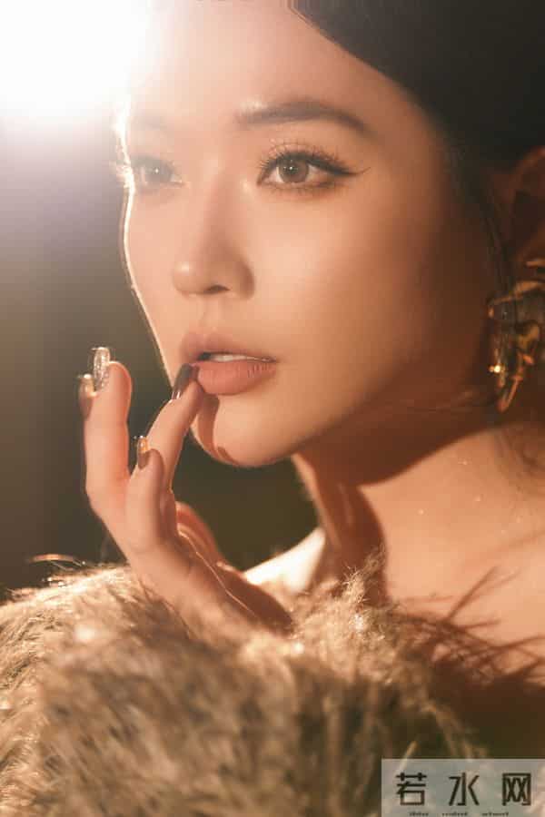 庄心妍长筒靴短皮裙穿搭写真，又酷又美