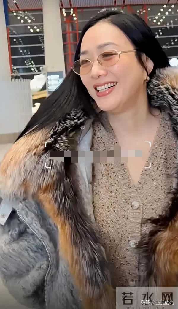 同是160斤 中分黑长直 胸大肩宽 李湘被骂肥头大耳 夸钟丽缇长相高级