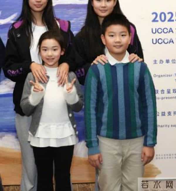 董璇带娃现身艺术展，关悦女强人打扮脸肿嘴歪，佟大为靠边站油腻