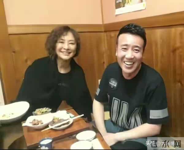 于和伟 王宝强小酒馆聚餐,两人喝的脸通红,疑似于和伟妻子亮相