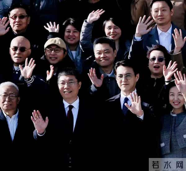 上戏80周年校庆,明星云集!49岁马伊琍状态太好,穿阔腿裤气场强