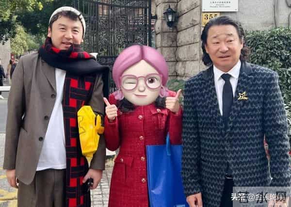 郑恺晒与陈赫等10人合影,被扒P掉7处烟盒打火机,遭吐槽一群老登