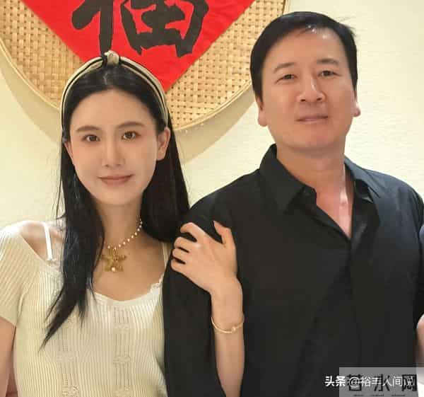 赖昌星前妻近况好落魄！独自返回福建老宅，儿媳参与直播才50多人