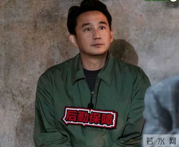 黄磊挥泪告别《向往的生活》，何炅陪伴在侧，张艺兴四人鞠躬致敬