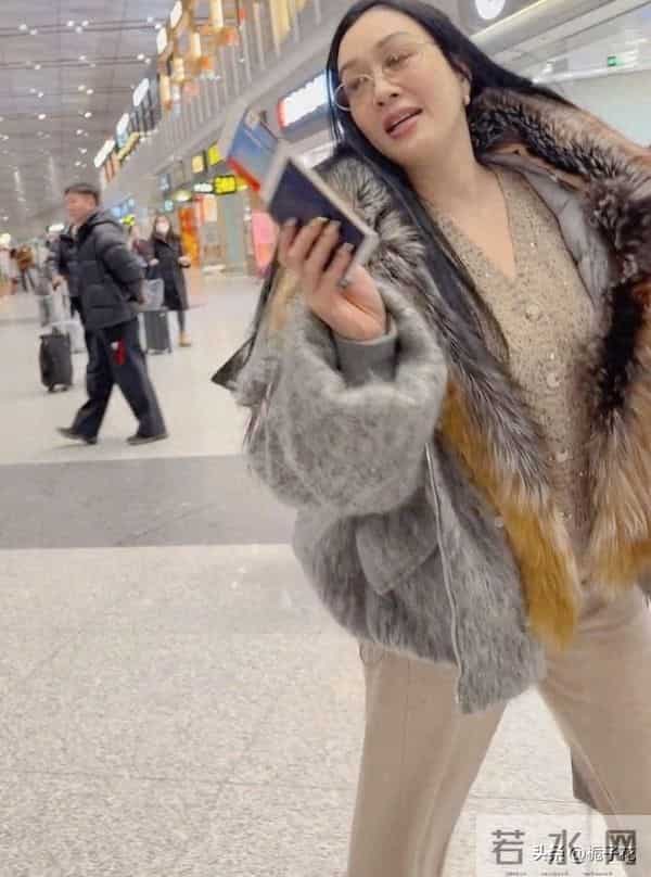 钟丽缇在机场被偶遇，她穿着貂绒大衣，这打扮不是谁都能驾驭的哈