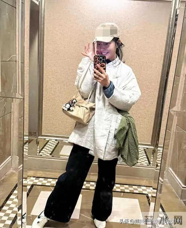 白百何真是穿搭高手！棉服+阔腿裤+棒球帽，休闲随性又减龄！