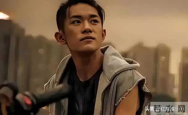 装都不装了！王晶曝易烊千玺拿奖内幕，内娱“遮羞布”都被扯烂了