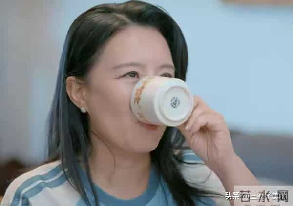 官宣离婚一年后，50岁的龚琳娜喜讯不断，外国前夫却只能发酸评