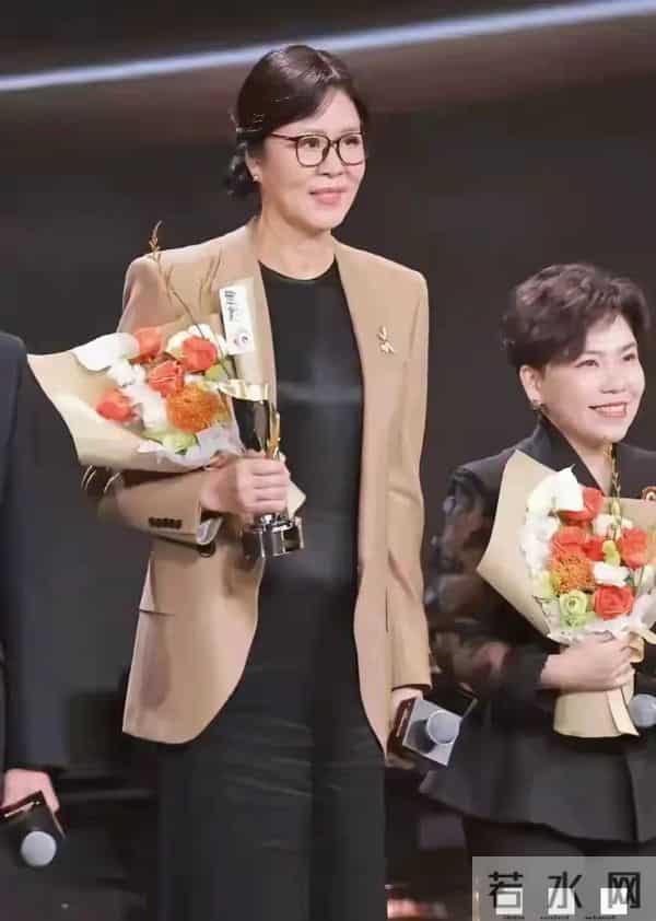 65岁郎平与52岁邓亚萍同框，一个医美后回春，一个美的原生态