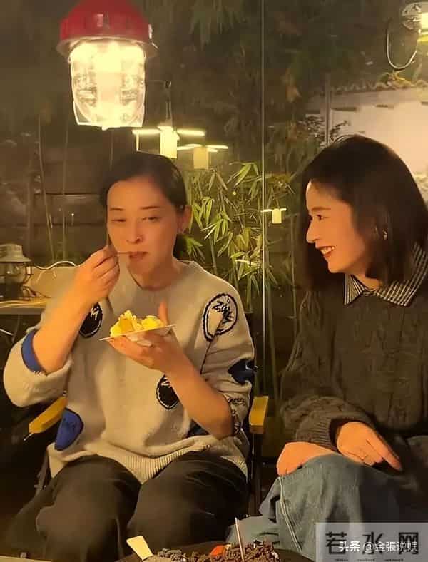 颖儿不拿自己当外人，空手去梅婷家吃饭，"顺走"3条Prada新裙子