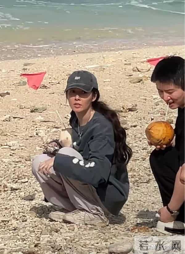 郭碧婷现身三亚情人岛 素颜穿着朴素 怀里抱着椰子 蹲在沙滩上捡石头