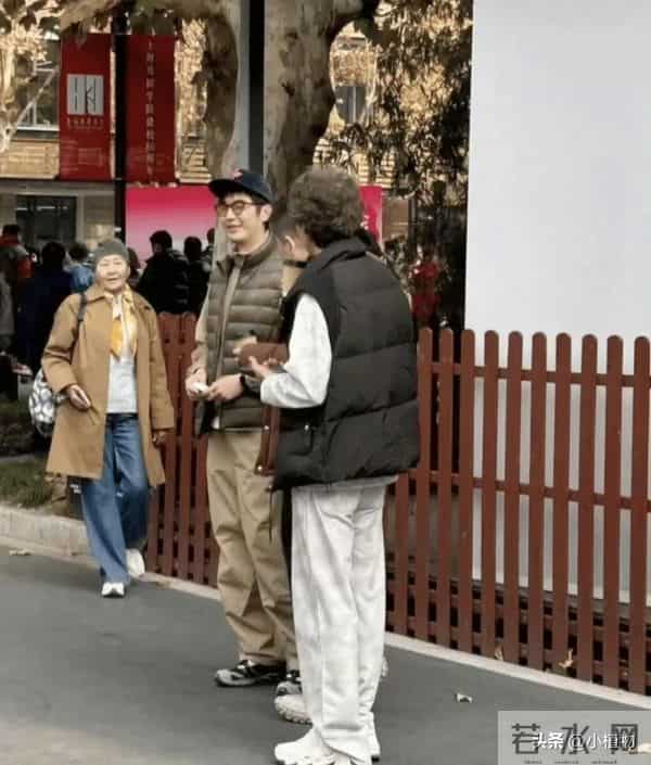 上戏校庆 于和伟瘦脱相 王传君好邋遢 一身白色套装的江疏影让人羞愧