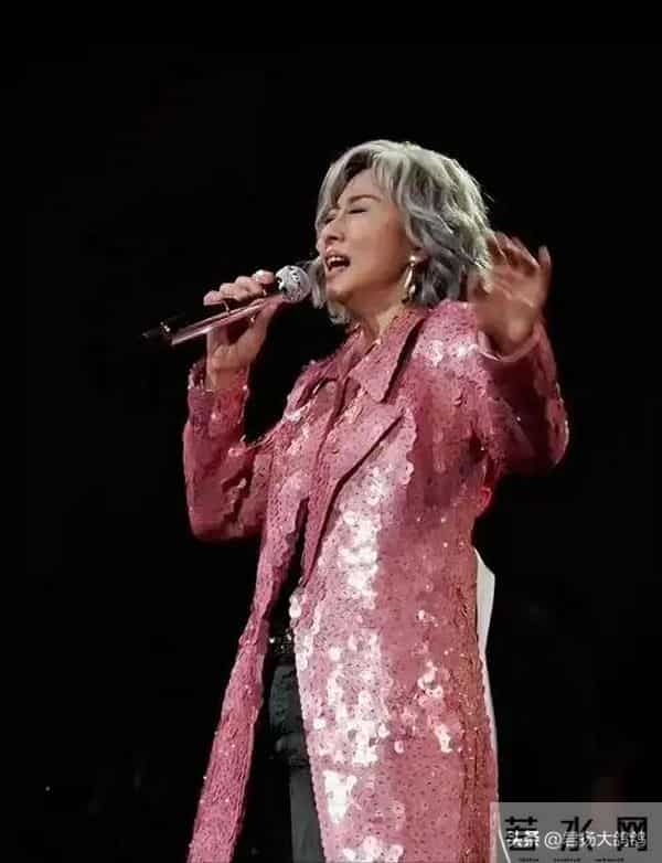 林子祥也没想到，小14岁的妻子叶倩文，如今会用一个举动为他争光